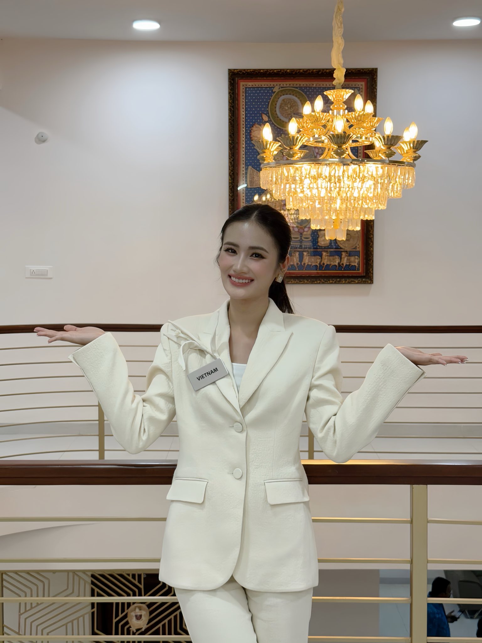 Ý Nhi xin vía Hoa hậu Thanh Thủy, diện cùng 1 thiết kế khi chinh chiến quốc tế- Ảnh 2. Ý Nhi xin vía Hoa hậu Thanh Thủy, diện cùng 1 thiết kế khi chinh chiến quốc tế- Ảnh 2.