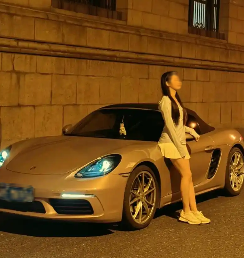 Yêu nhau gần 2 năm, đến khi thấy người yêu bước lên xe Porsche, tôi mới hiểu đằng sau nụ cười ngọt ngào là một sự thật phũ phàng- Ảnh 1. Yêu nhau gần 2 năm, đến khi thấy người yêu bước lên xe Porsche, tôi mới hiểu đằng sau nụ cười ngọt ngào là một sự thật phũ phàng- Ảnh 1.