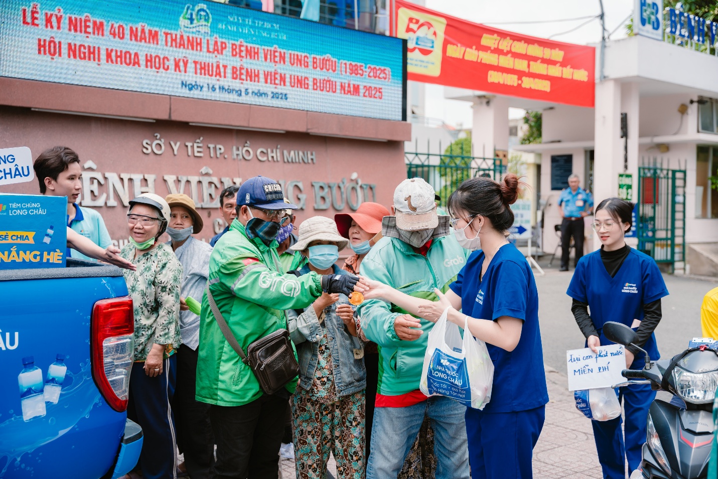 Những nụ cười mát lành giữa trưa hè từ xe nước miễn phí của Long Châu- Ảnh 1. Những nụ cười mát lành giữa trưa hè từ xe nước miễn phí của nha cai hi88 Châu- Ảnh 1.