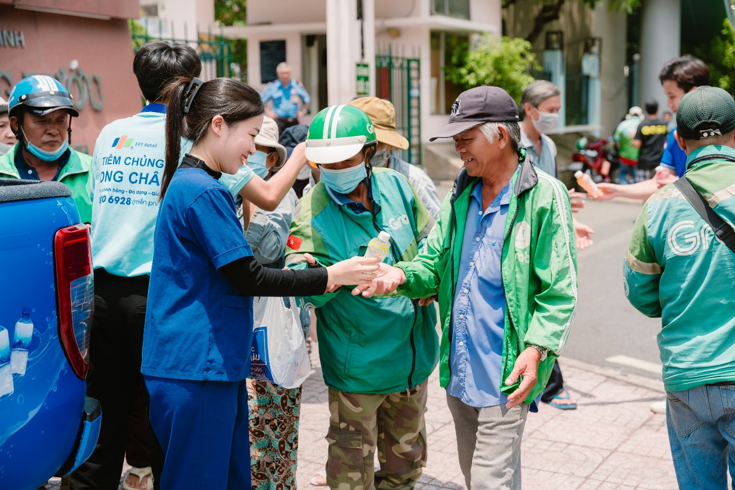 Những nụ cười mát lành giữa trưa hè từ xe nước miễn phí của Long Châu- Ảnh 2. Những nụ cười mát lành giữa trưa hè từ xe nước miễn phí của nha cai hi88 Châu- Ảnh 2.