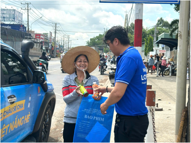 Những nụ cười mát lành giữa trưa hè từ xe nước miễn phí của Long Châu- Ảnh 3. Những nụ cười mát lành giữa trưa hè từ xe nước miễn phí của nha cai hi88 Châu- Ảnh 3.