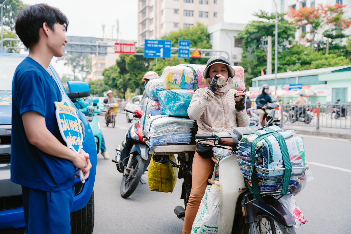 Những nụ cười mát lành giữa trưa hè từ xe nước miễn phí của Long Châu- Ảnh 4. Những nụ cười mát lành giữa trưa hè từ xe nước miễn phí của nha cai hi88 Châu- Ảnh 4.