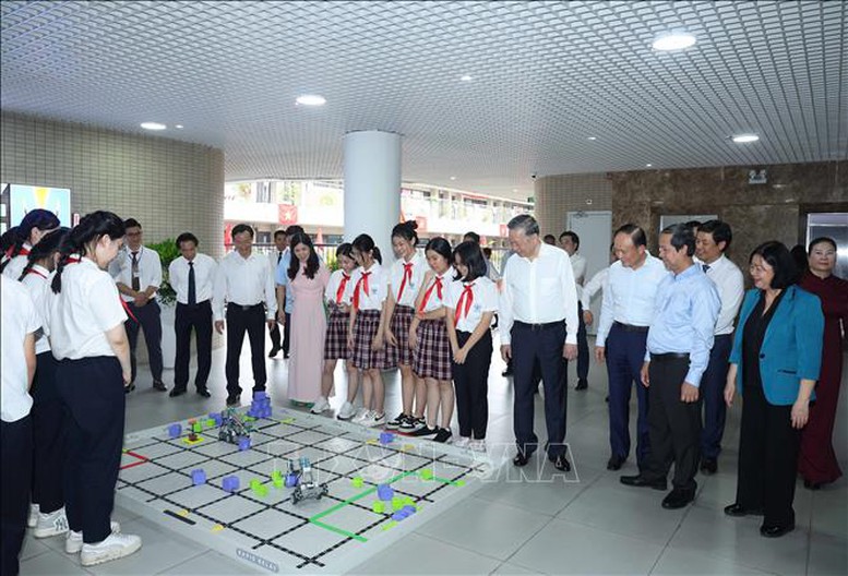 Tổng Bí thư Tô Lâm: Thúc đẩy đổi mới sáng tạo, chuyển đổi số trong trường học, không để học sinh nào bị bỏ lại phía sau- Ảnh 6. Tổng Bí thư Tô Lâm: Thúc đẩy đổi mới sáng tạo, chuyển đổi số trong trường học, không để học sinh nào bị bỏ lại phía sau- Ảnh 6.