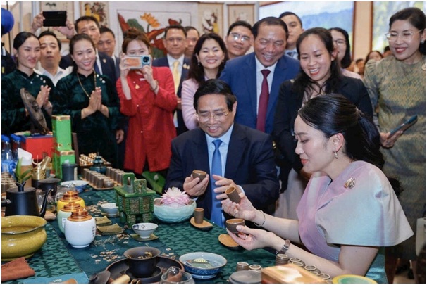 Thủ tướng Phạm Minh Chính cùng Thủ tướng Thái Lan Paetongtarn Shinawatra thưởng thức trà). Thủ tướng Phạm Minh Chính cùng Thủ tướng Thái Lan Paetongtarn Shinawatra thưởng thức trà).
