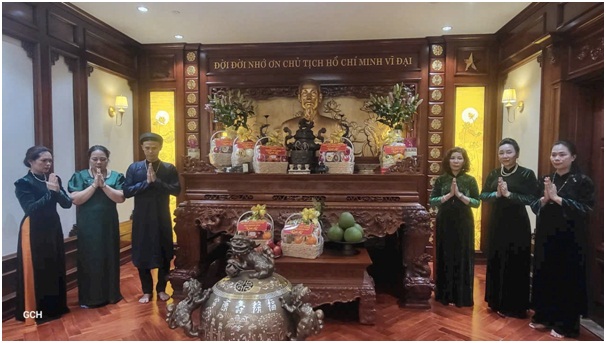 HQTL dâng trà bày tỏ lòng biết ơn sâu sắc tới Chủ tịch Hồ Chí Minh đối với đất nước và nhân dân Việt Nam. HQTL dâng trà bày tỏ lòng biết ơn sâu sắc tới Chủ tịch Hồ Chí Minh đối với đất nước và nhân dân Việt Nam.