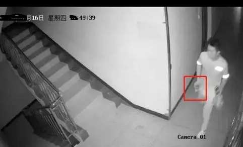 Căn hộ đối diện bỏ trống từ lâu nhưng camera ghi lại được bóng người bí ẩn, tôi dán băng dính lên tay nắm cửa thì phát hiện sự thật- Ảnh 1. Căn hộ đối diện bỏ trống từ lâu nhưng camera ghi lại được bóng người bí ẩn, tôi dán băng dính lên tay nắm cửa thì phát hiện sự thật- Ảnh 1.
