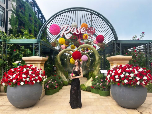 Lạc bước giữa thiên đường hoa hồng tại Sun World Ba Na Hills- Ảnh 1. Lạc bước giữa thiên đường hoa hồng tại Sun World Ba Na Hills- Ảnh 1.