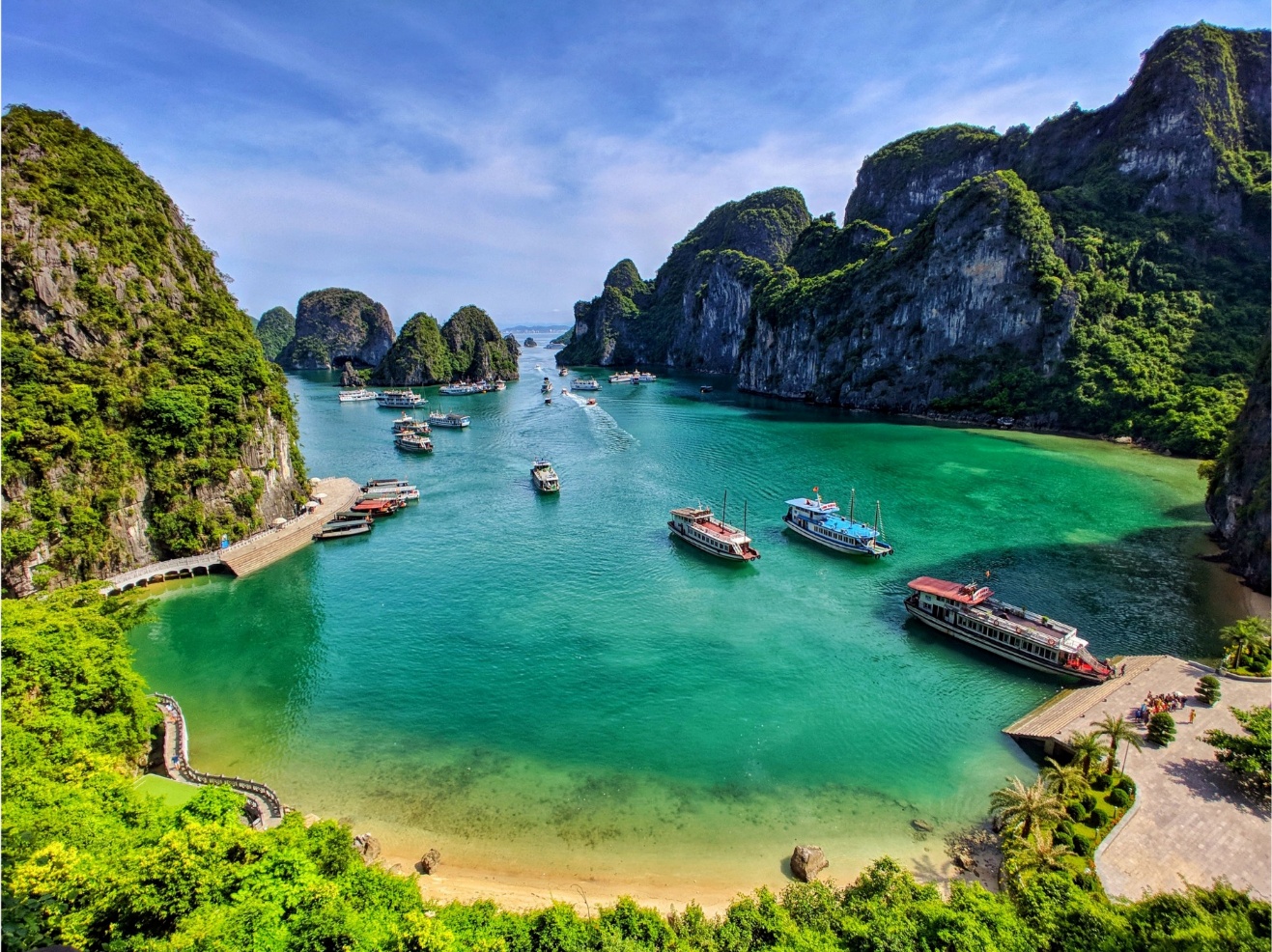Hạ Long rục rịch khởi động du lịch hè, mục tiêu trở thành thiên đường nghỉ dưỡng phía Bắc- Ảnh 1. Hạ Long rục rịch khởi động du lịch hè, mục tiêu trở thành thiên đường nghỉ dưỡng phía Bắc- Ảnh 1.