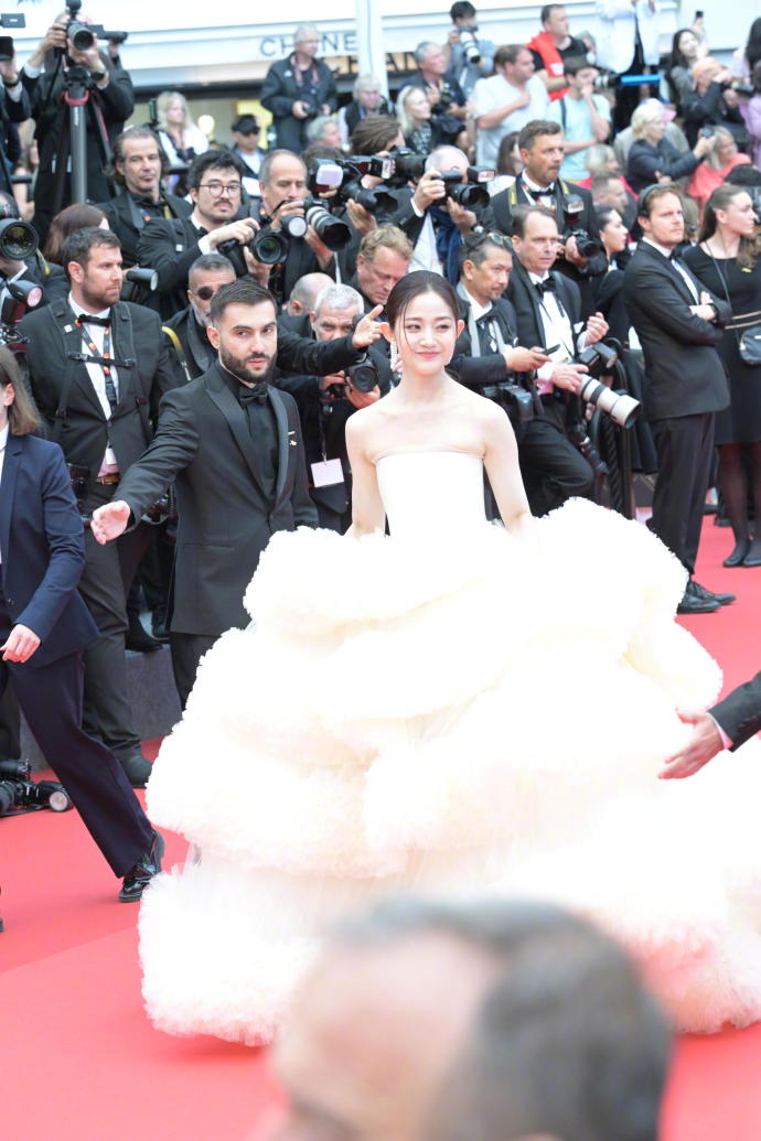 Chiêu trò của mỹ nhân Cbiz tại LHP Cannes 2025: Người bất chấp quy định, người “muối mặt” bị đuổi khỏi thảm đỏ- Ảnh 3. Chiêu trò của mỹ nhân Cbiz tại LHP Cannes 2025: Người bất chấp hi88.com lừa đảo định, người “muối mặt” bị đuổi khỏi thảm đỏ- Ảnh 3.