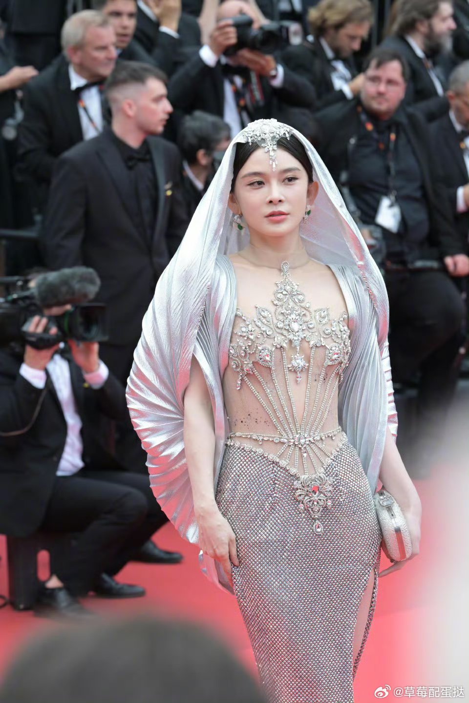 Chiêu trò của mỹ nhân Cbiz tại LHP Cannes 2025: Người bất chấp quy định, người “muối mặt” bị đuổi khỏi thảm đỏ- Ảnh 4. Chiêu trò của mỹ nhân Cbiz tại LHP Cannes 2025: Người bất chấp hi88.com lừa đảo định, người “muối mặt” bị đuổi khỏi thảm đỏ- Ảnh 4.