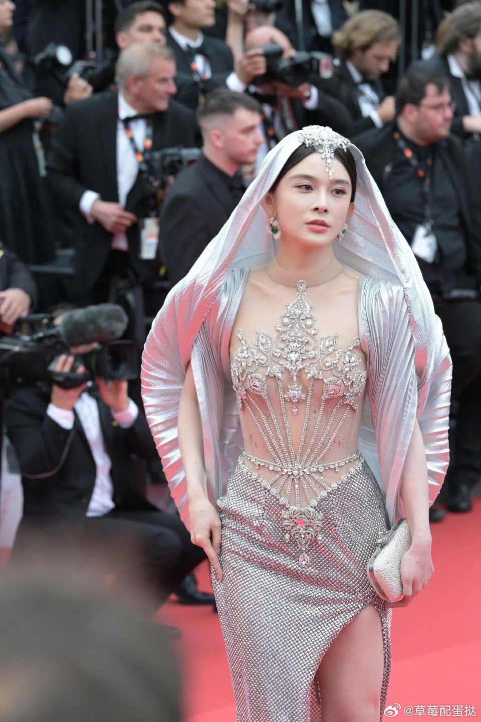 Chiêu trò của mỹ nhân Cbiz tại LHP Cannes 2025: Người bất chấp quy định, người “muối mặt” bị đuổi khỏi thảm đỏ- Ảnh 5. Chiêu trò của mỹ nhân Cbiz tại LHP Cannes 2025: Người bất chấp hi88.com lừa đảo định, người “muối mặt” bị đuổi khỏi thảm đỏ- Ảnh 5.