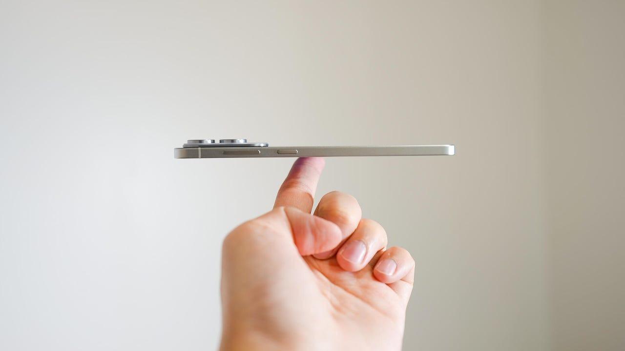Tôi cầm thử Galaxy S25 Edge và phải thốt lên rằng: Samsung quá táo bạo!- Ảnh 1. Tôi cầm thử hi88 hi880 và phải thốt lên rằng: Samsung quá táo bạo!- Ảnh 1.