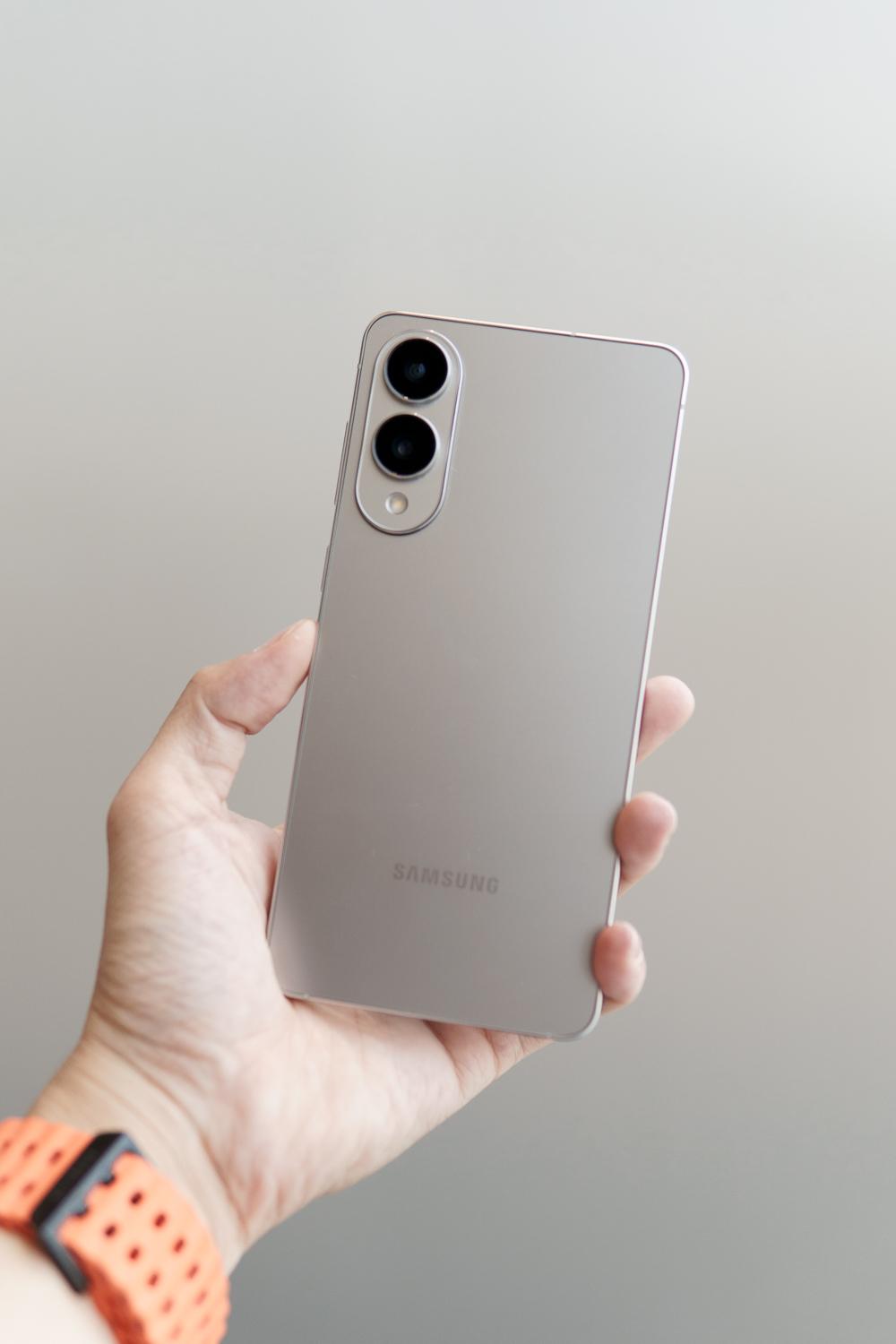 Tôi cầm thử Galaxy S25 Edge và phải thốt lên rằng: Samsung quá táo bạo!- Ảnh 4. Tôi cầm thử hi88 hi880 và phải thốt lên rằng: Samsung quá táo bạo!- Ảnh 4.