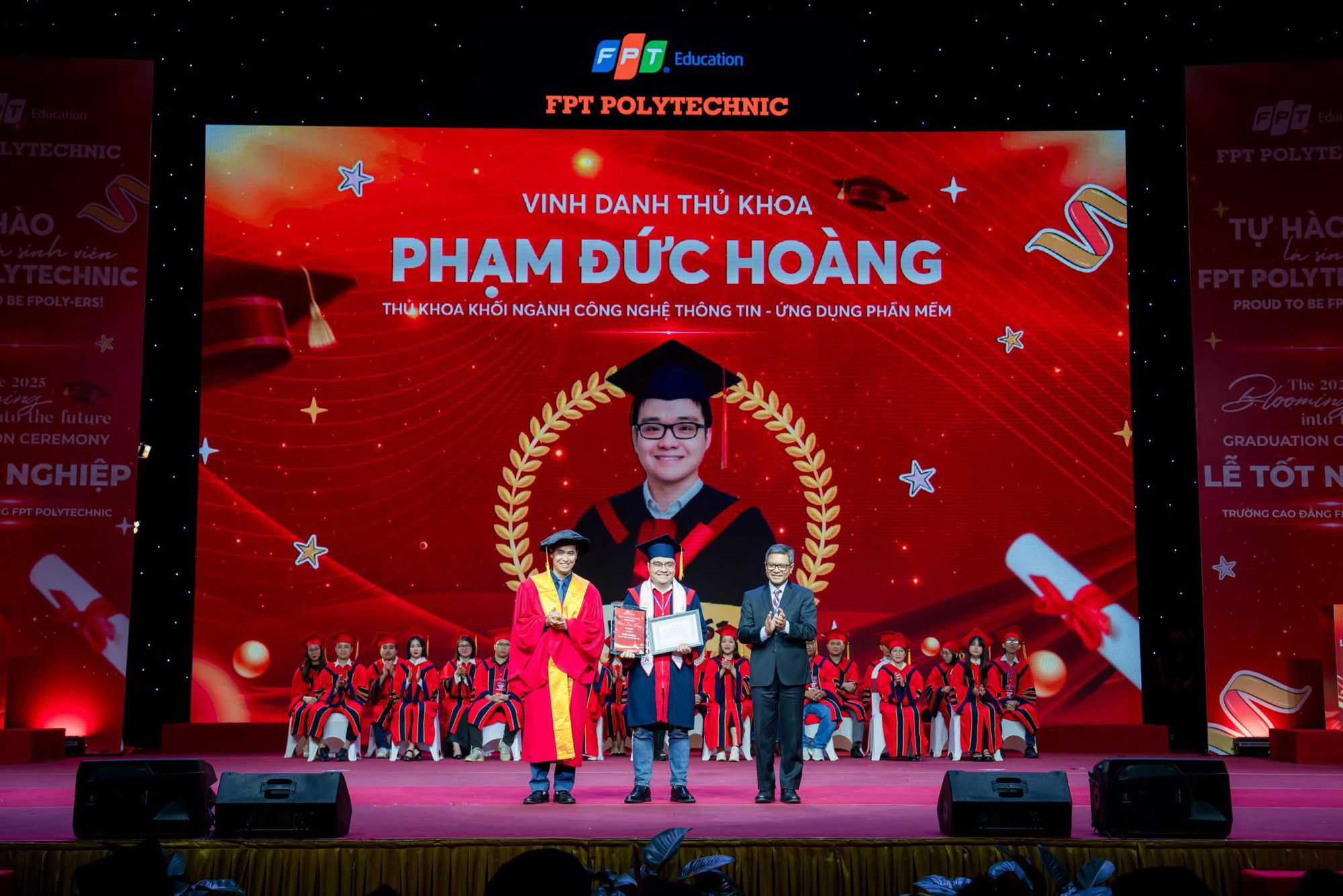 Xúc động khoảnh khắc sinh viên tri ân mẹ trong lễ tốt nghiệp- Ảnh 8. Xúc động khoảnh khắc sinh viên tri ân mẹ trong lễ tốt nghiệp- Ảnh 8.