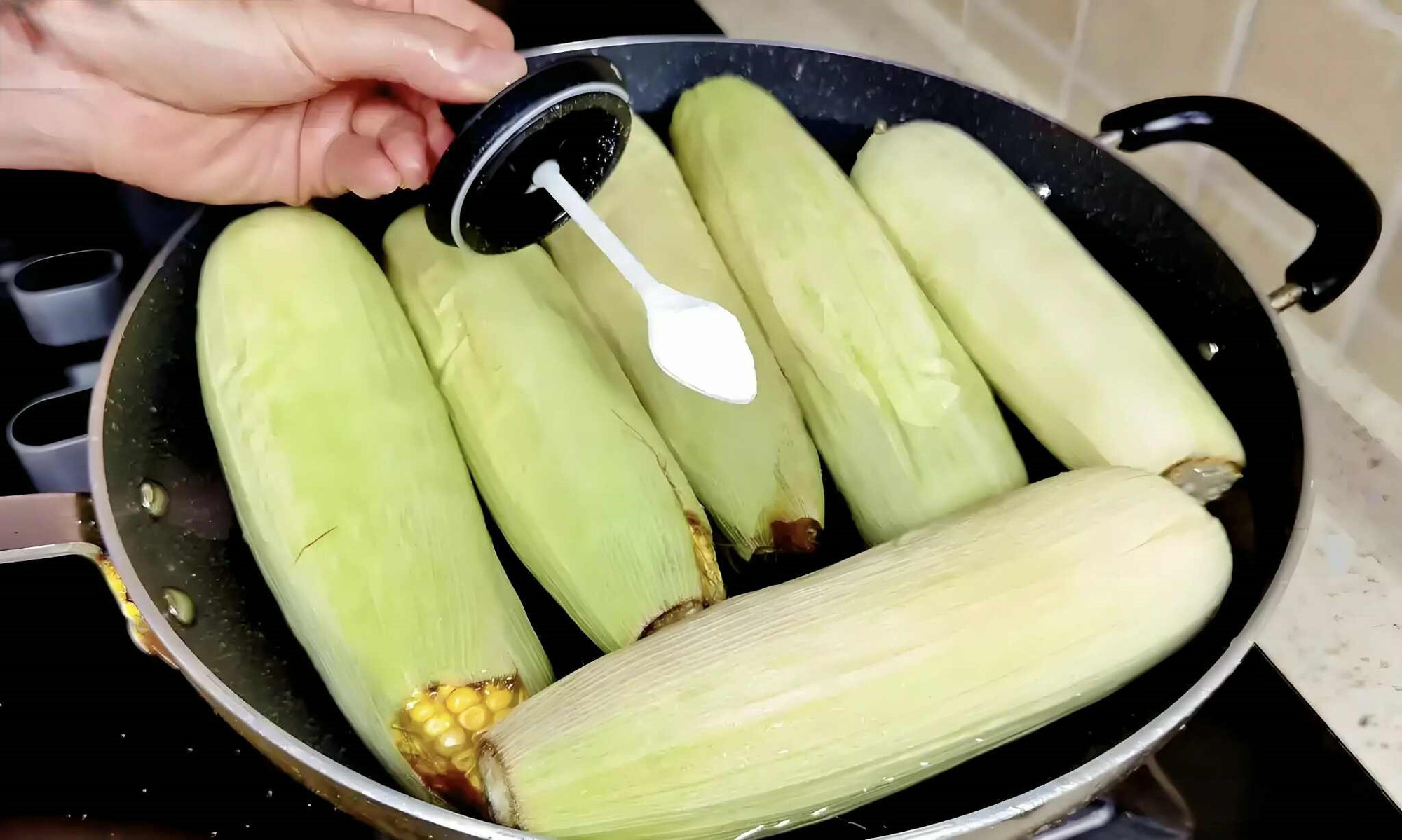 Bí quyết "4 từ" của đầu bếp khi luộc ngô giúp ăn ngọt và dẻo gấp trăm lần cách bạn vẫn hay làm!- Ảnh 3. Bí quyết "4 từ" của đầu bếp khi luộc ngô giúp ăn ngọt và dẻo gấp trăm lần cách bạn vẫn hay làm!- Ảnh 3.