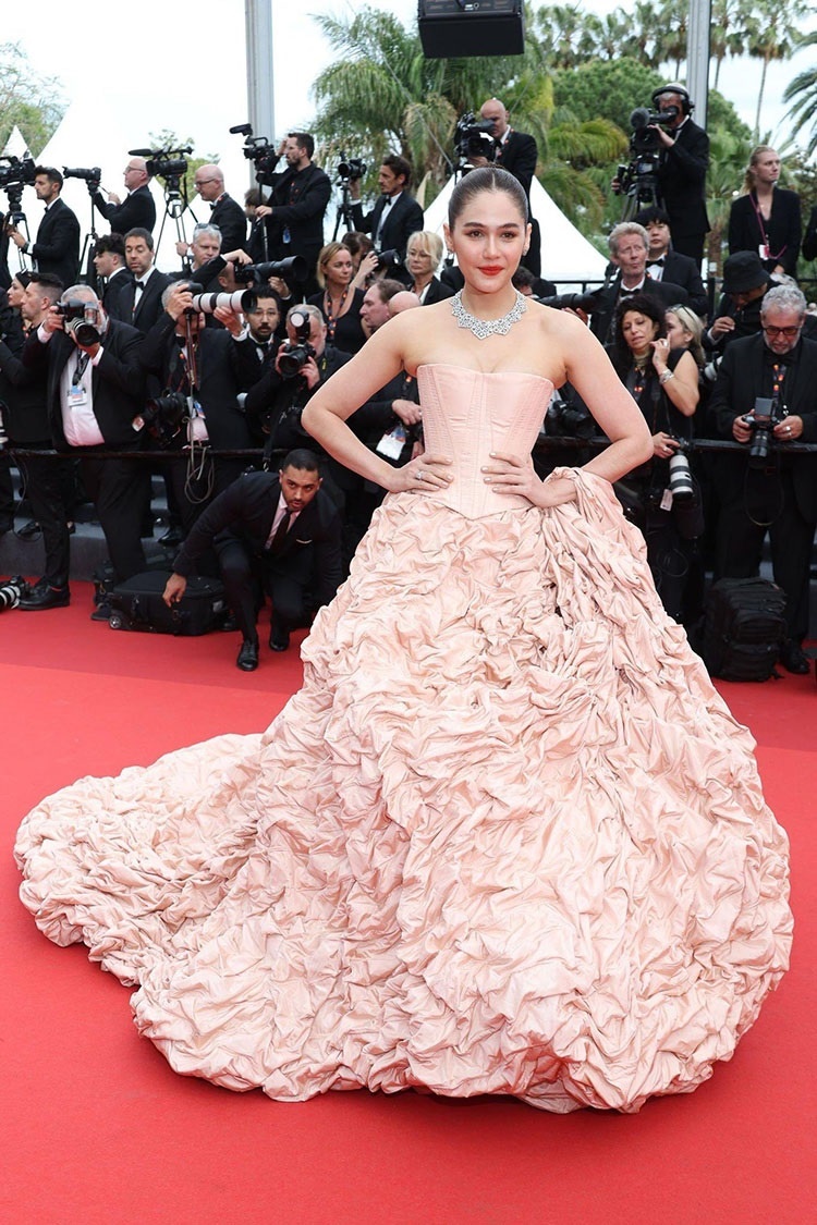 Phạm Băng Băng chưa xuất hiện, đã có 1 mỹ nhân châu Á liên tục "chiếm sóng" LHP Cannes với style đẹp nức nở- Ảnh 10. Phạm Băng Băng chưa xuất hiện, đã có 1 mỹ nhân châu Á liên tục "chiếm sóng" LHP Cannes với style đẹp nức nở- Ảnh 10.
