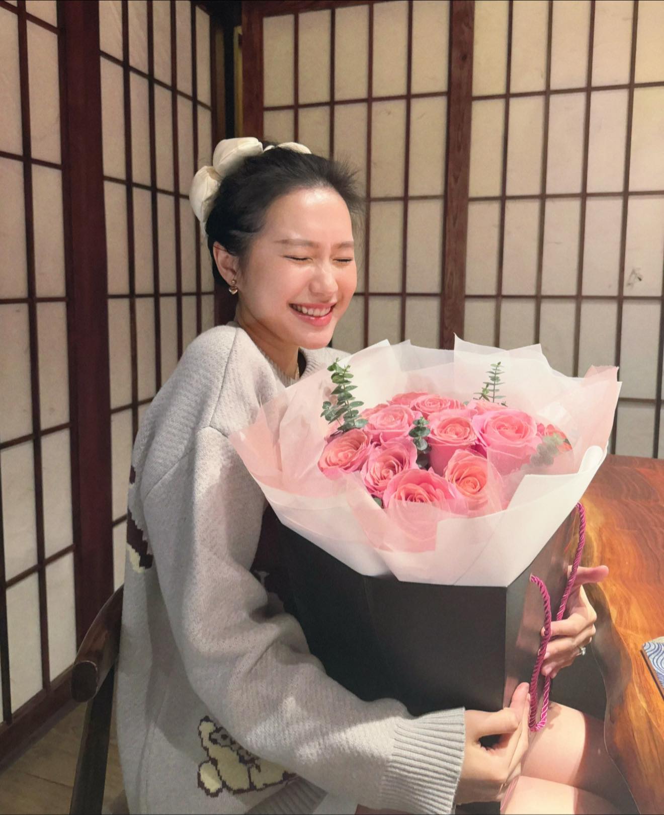 Tiểu thư Hà Thành cưới cầu thủ đình đám: Ở nhà chăm con vẫn kiếm tiền ầm ầm, xây biệt thự "khủng"- Ảnh 6. Tiểu thư Hà Thành cưới cầu thủ đình đám: Ở nhà chăm nha cai hi88 vẫn kiếm tiền ầm ầm, xây biệt thự "khủng"- Ảnh 6.