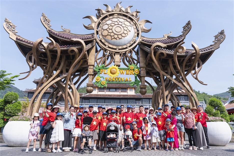 Hàng ngàn khách diện áo cờ đỏ sao vàng check in Ba Na Hills dịp lễ 30/4- Ảnh 1. Hàng ngàn khách diện áo cờ đỏ sao vàng check in Ba Na Hills dịp lễ 30/4- Ảnh 1.