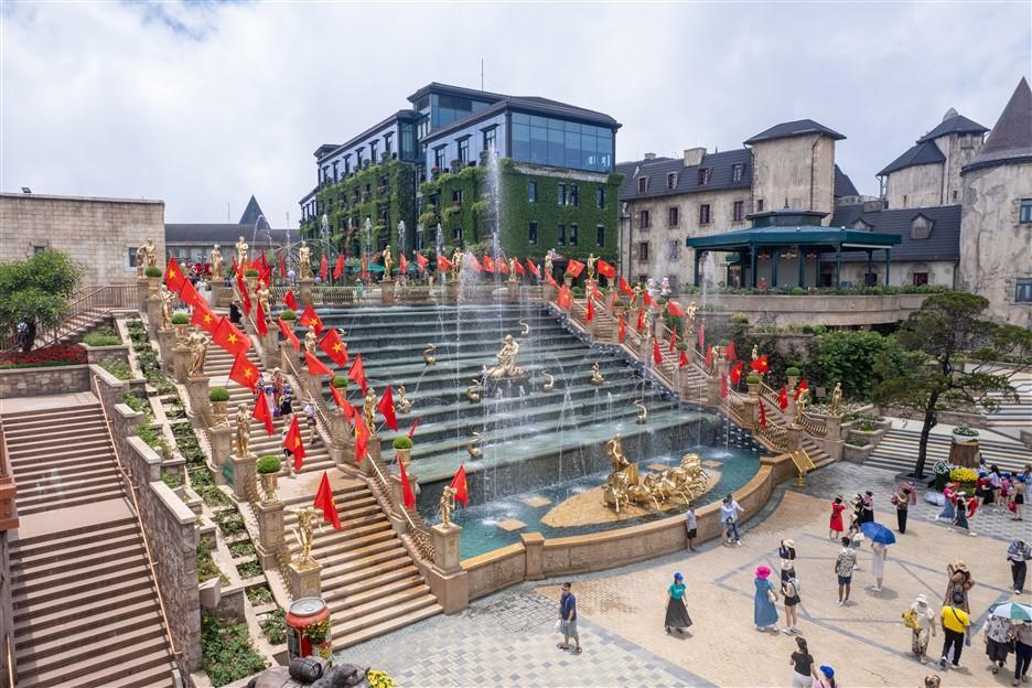 Hàng ngàn khách diện áo cờ đỏ sao vàng check in Ba Na Hills dịp lễ 30/4- Ảnh 2. Hàng ngàn khách diện áo cờ đỏ sao vàng check in Ba Na Hills dịp lễ 30/4- Ảnh 2.