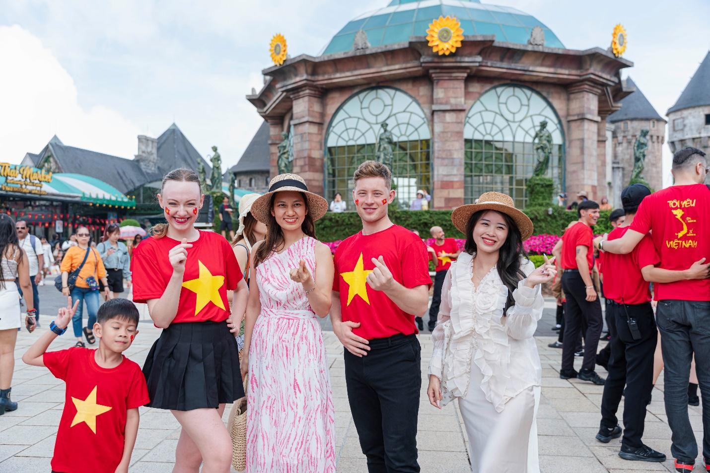 Hàng ngàn khách diện áo cờ đỏ sao vàng check in Ba Na Hills dịp lễ 30/4- Ảnh 11. Hàng ngàn khách diện áo cờ đỏ sao vàng check in Ba Na Hills dịp lễ 30/4- Ảnh 11.