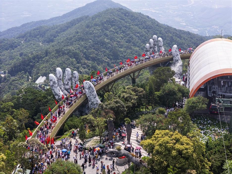 Hàng ngàn khách diện áo cờ đỏ sao vàng check in Ba Na Hills dịp lễ 30/4- Ảnh 3. Hàng ngàn khách diện áo cờ đỏ sao vàng check in Ba Na Hills dịp lễ 30/4- Ảnh 3.