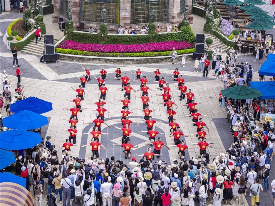 Hàng ngàn khách diện áo cờ đỏ sao vàng check in Ba Na Hills dịp lễ 30/4- Ảnh 4. Hàng ngàn khách diện áo cờ đỏ sao vàng check in Ba Na Hills dịp lễ 30/4- Ảnh 4.