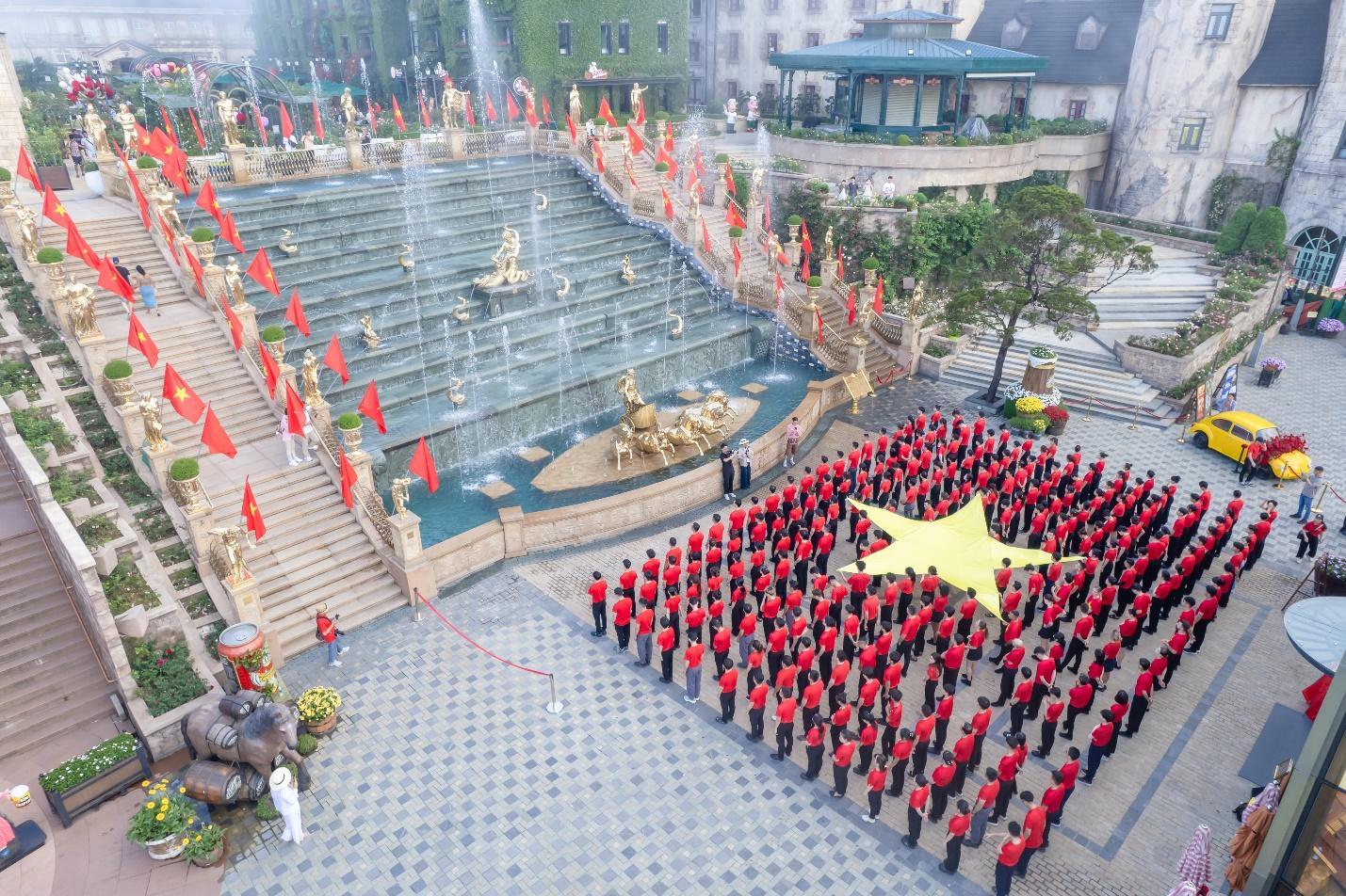 Hàng ngàn khách diện áo cờ đỏ sao vàng check in Ba Na Hills dịp lễ 30/4- Ảnh 5. Hàng ngàn khách diện áo cờ đỏ sao vàng check in Ba Na Hills dịp lễ 30/4- Ảnh 5.