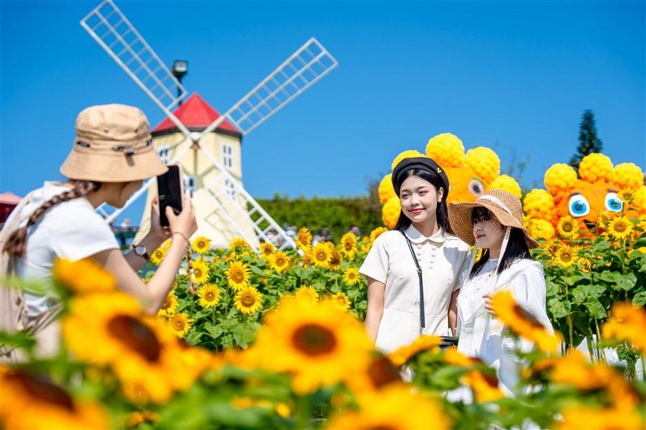 Hàng ngàn khách diện áo cờ đỏ sao vàng check in Ba Na Hills dịp lễ 30/4- Ảnh 8. Hàng ngàn khách diện áo cờ đỏ sao vàng check in Ba Na Hills dịp lễ 30/4- Ảnh 8.