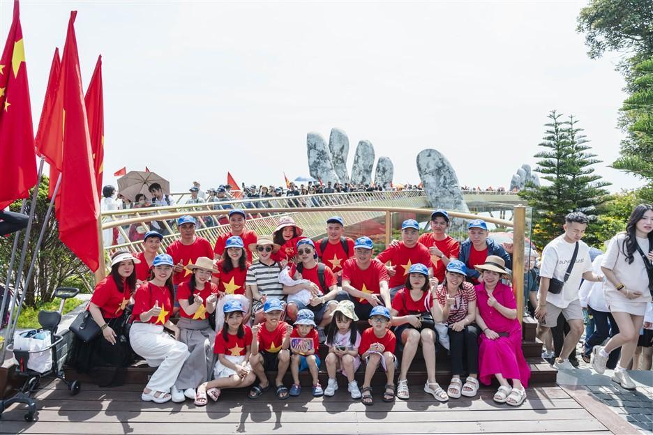 Hàng ngàn khách diện áo cờ đỏ sao vàng check in Ba Na Hills dịp lễ 30/4- Ảnh 9. Hàng ngàn khách diện áo cờ đỏ sao vàng check in Ba Na Hills dịp lễ 30/4- Ảnh 9.