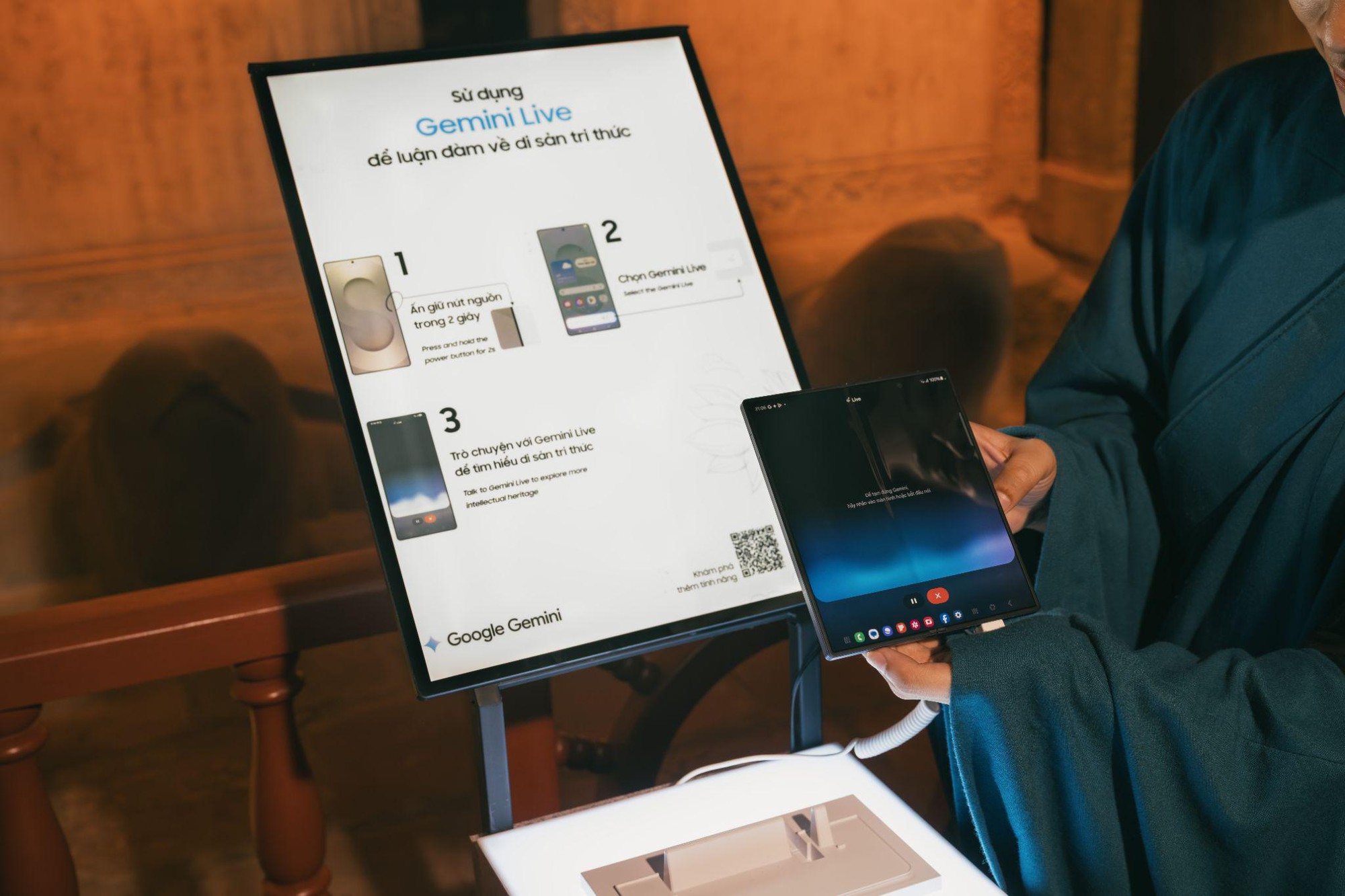 Một đêm hoá sĩ tử giữa lòng Hà Nội: Gen Z kể chuyện học - thi - hiểu mình cùng Galaxy AI tại Văn Miếu - Quốc Tử Giám- Ảnh 9. Một đêm hoá sĩ tử giữa lòng Hà Nội: Gen Z kể chuyện học - thi - hiểu mình cùng Galaxy AI tại Văn Miếu - Quốc Tử Giám- Ảnh 9.