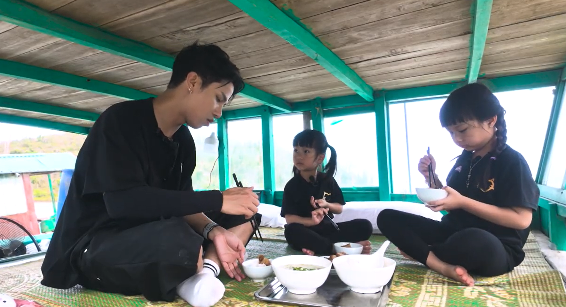 Tan chảy với hình ảnh anh tài Neko Lê an ủi con con gái nhỏ trong tập đầu tiên "Bố ơi mình đi đâu thế?"- Ảnh 3.