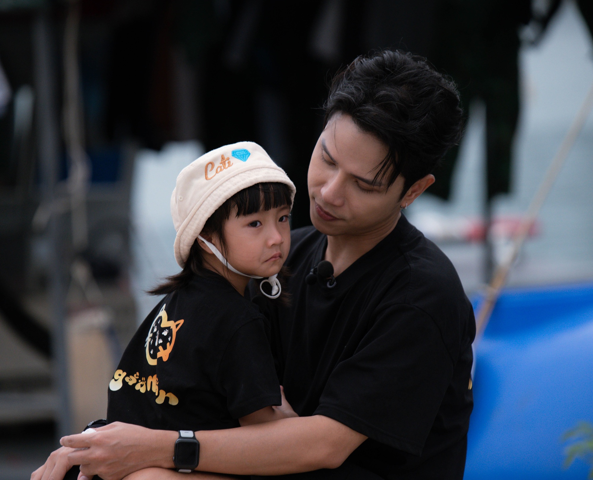 Tan chảy với hình ảnh anh tài Neko Lê an ủi con con gái nhỏ trong tập đầu tiên "Bố ơi mình đi đâu thế?"- Ảnh 1.
