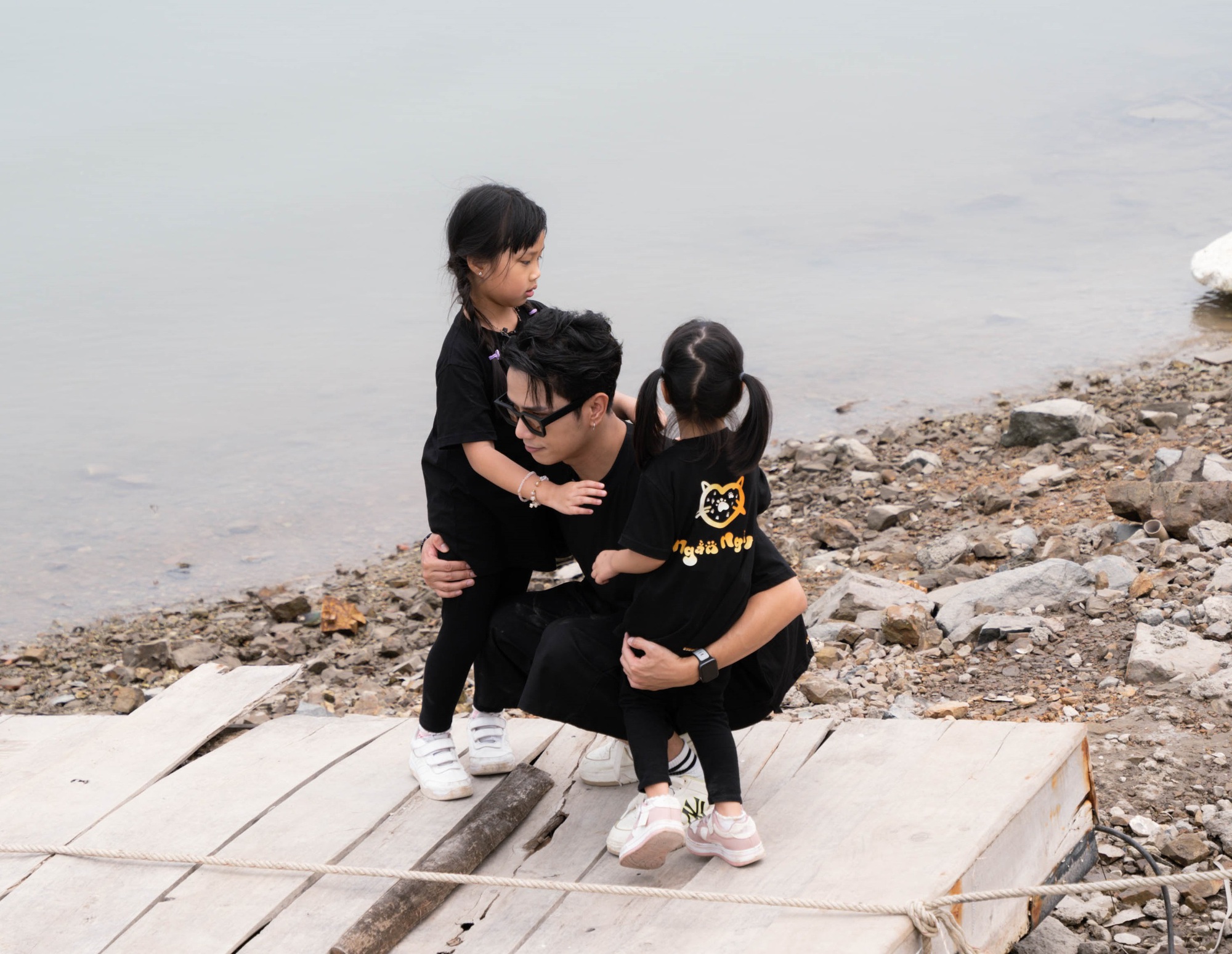 Tan chảy với hình ảnh anh tài Neko Lê an ủi con con gái nhỏ trong tập đầu tiên "Bố ơi mình đi đâu thế?"- Ảnh 2.