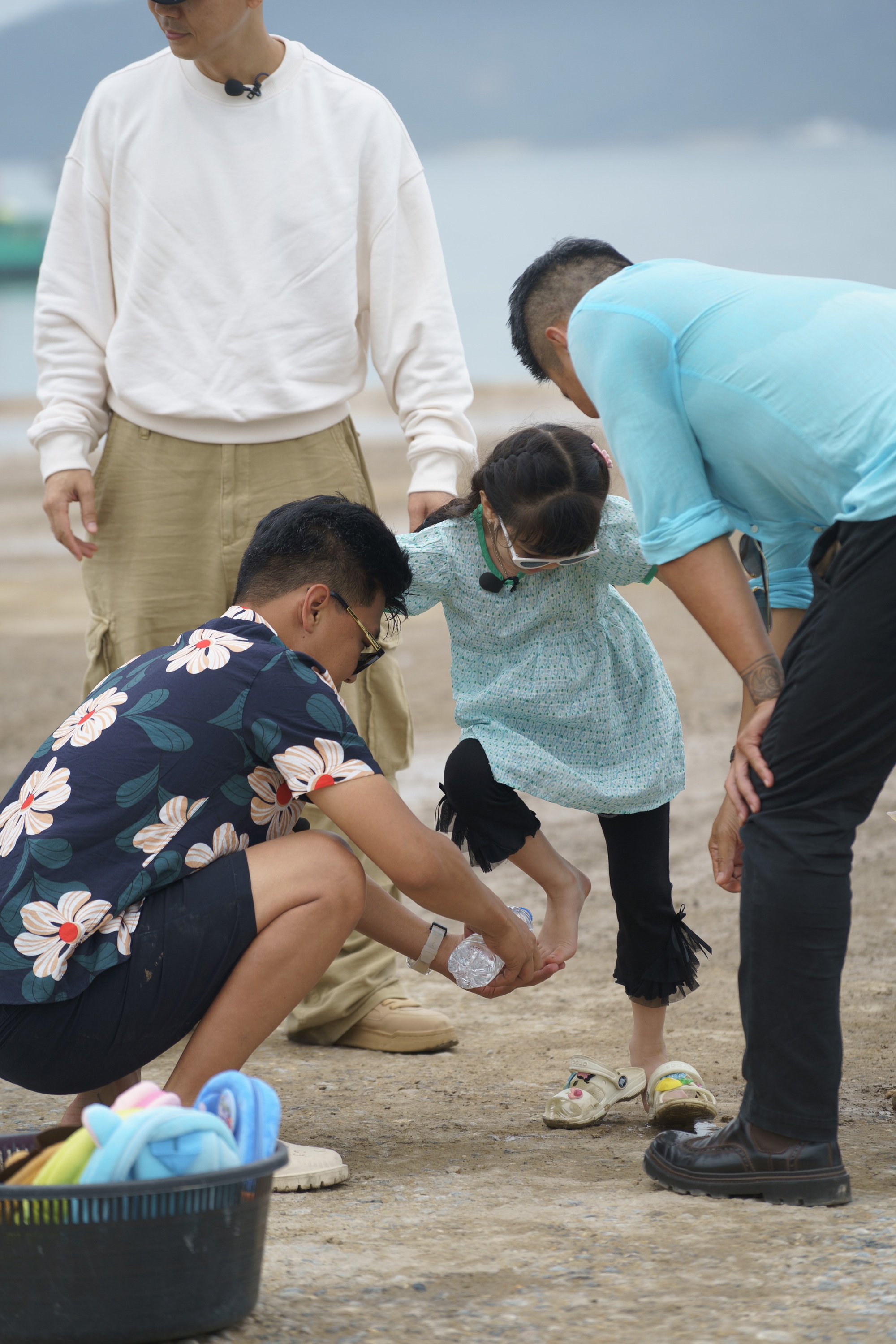Tập 1 "Bố ơi mình đi đâu thế": Bố Trung Ruồi tỉ mỉ chăm sóc con gái; bé Noah cùng bố Phan Đinh Tùng tái xuất hiện với phong thái đầy tự tin- Ảnh 4.