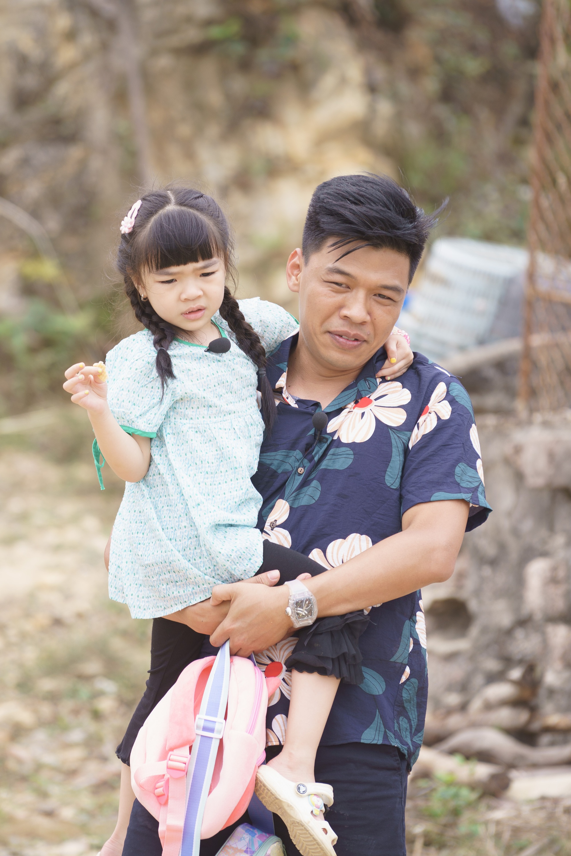 Tập 1 "Bố ơi mình đi đâu thế": Bố Trung Ruồi tỉ mỉ chăm sóc con gái; bé Noah cùng bố Phan Đinh Tùng tái xuất hiện với phong thái đầy tự tin- Ảnh 1.