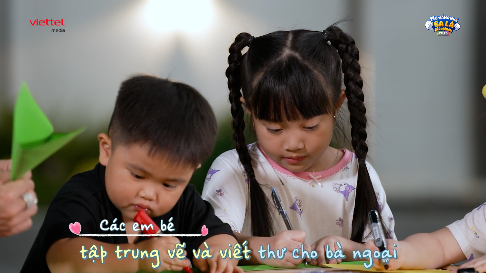 Khoảnh khắc không ngờ của 3 nhóc tỳ nhà Lê Dương Bảo Lâm khi nhắc đến bà ngoại mất vì ung thư- Ảnh 1. Khoảnh khắc không ngờ của 3 nhóc tỳ nhà Lê Dương Bảo Lâm khi nhắc đến bà ngoại mất vì ung thư- Ảnh 1.