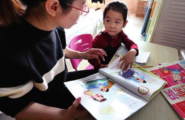 Bài toán tiểu học "6 : 6 : 6 : 6 = ?" gây bão: Phụ huynh và cô giáo tranh cãi nảy lửa, kết quả bằng 1 hóa ra sai bét!- Ảnh 1.