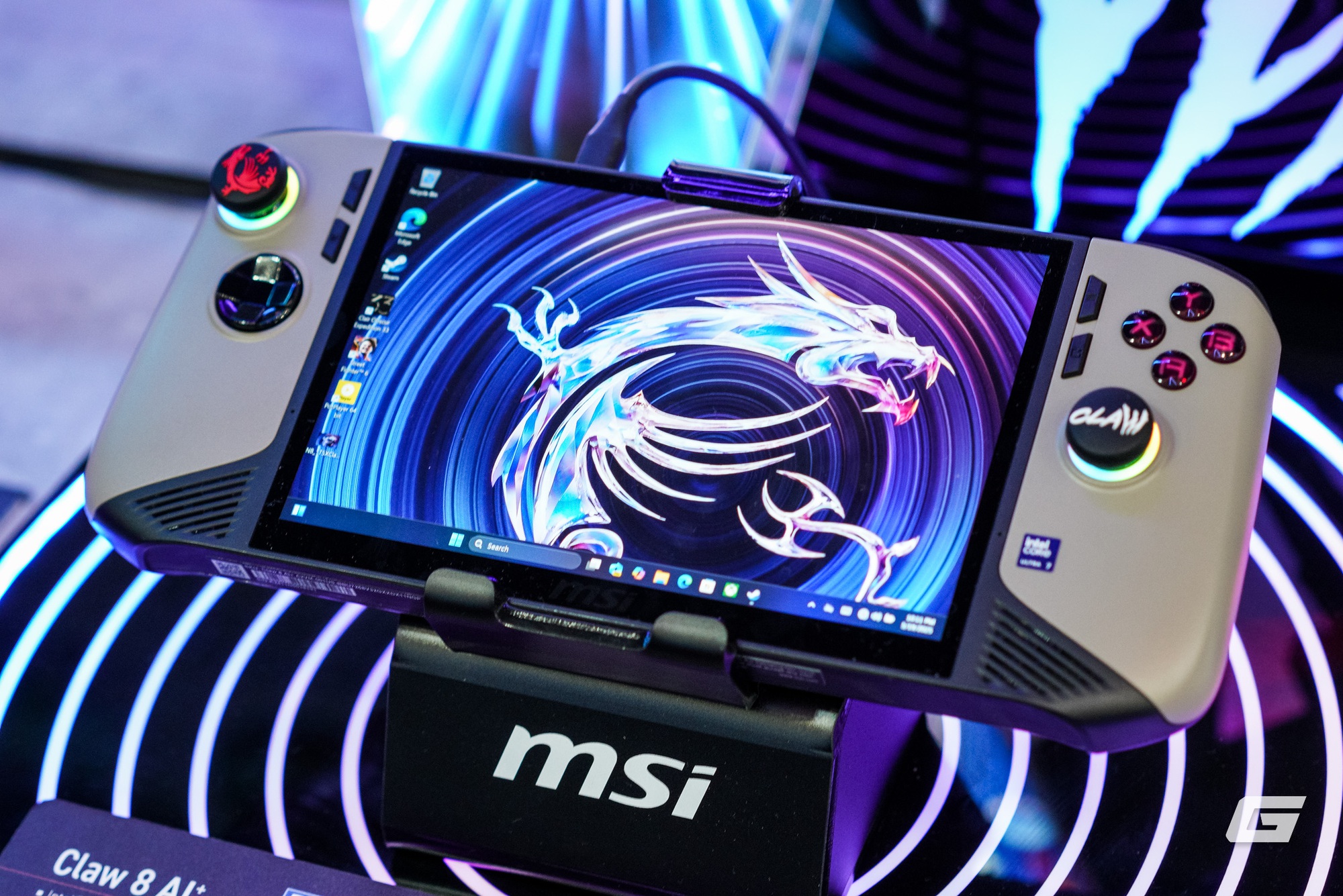 MSI Claw 8 AI+ Polar Tempest: Tay cầm gaming phủ UV trắng tinh khôi, đẹp như đồ sưu tầm, cấu hình cân "mượt" game AAA- Ảnh 6. MSI Claw 8 AI+ Polar Tempest: Tay cầm gaming phủ UV trắng tinh khôi, đẹp như đồ sưu tầm, cấu hình cân "mượt" game AAA- Ảnh 6.