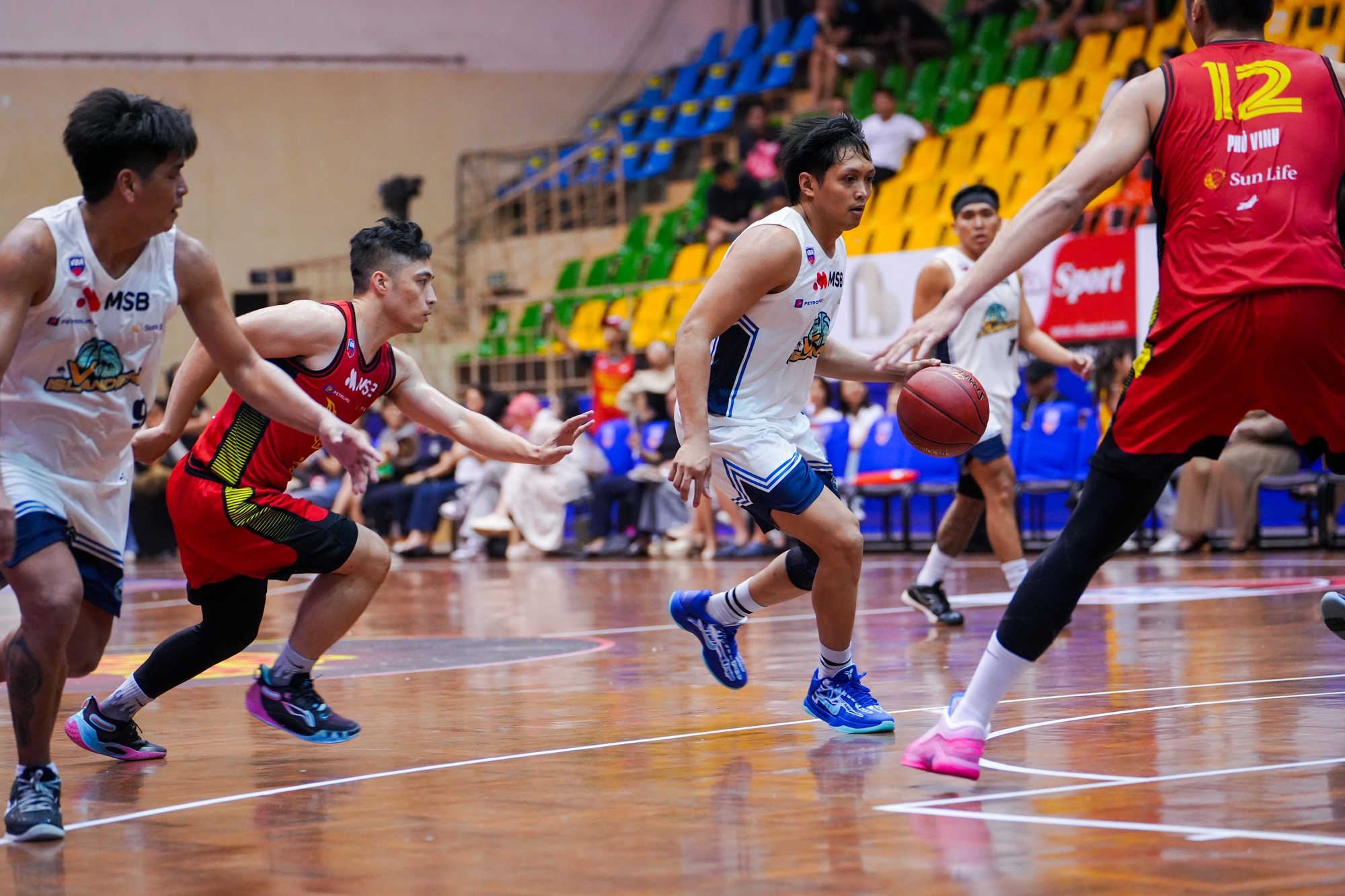 VBA STAR X và MSB mang âm nhạc hòa cùng bóng rổ- Ảnh 1. VBA STAR X và MSB mang âm nhạc hòa cùng bóng rổ- Ảnh 1.