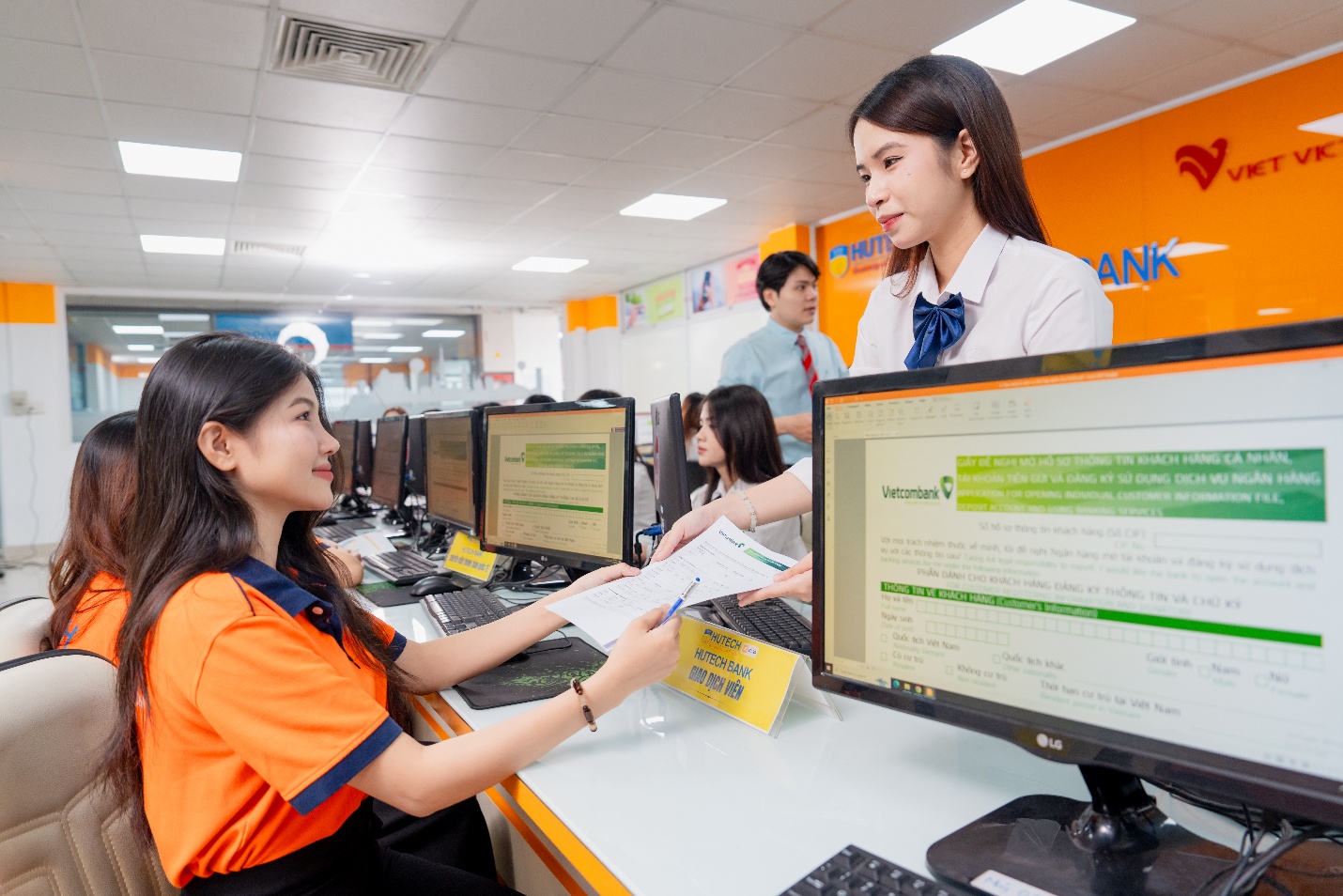 Không gian thực hành hiện đại, sinh viên Tài chính - Ngân hàng HUTECH tự tin nghiệp vụ chuyên môn- Ảnh 1. Không gian thực hành hiện đại, sinh viên Tài chính - Ngân hàng HUTECH tự tin nghiệp vụ chuyên môn- Ảnh 1.