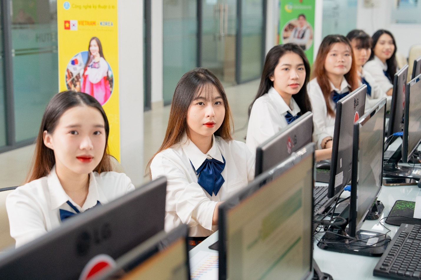 Không gian thực hành hiện đại, sinh viên Tài chính - Ngân hàng HUTECH tự tin nghiệp vụ chuyên môn- Ảnh 2. Không gian thực hành hiện đại, sinh viên Tài chính - Ngân hàng HUTECH tự tin nghiệp vụ chuyên môn- Ảnh 2.