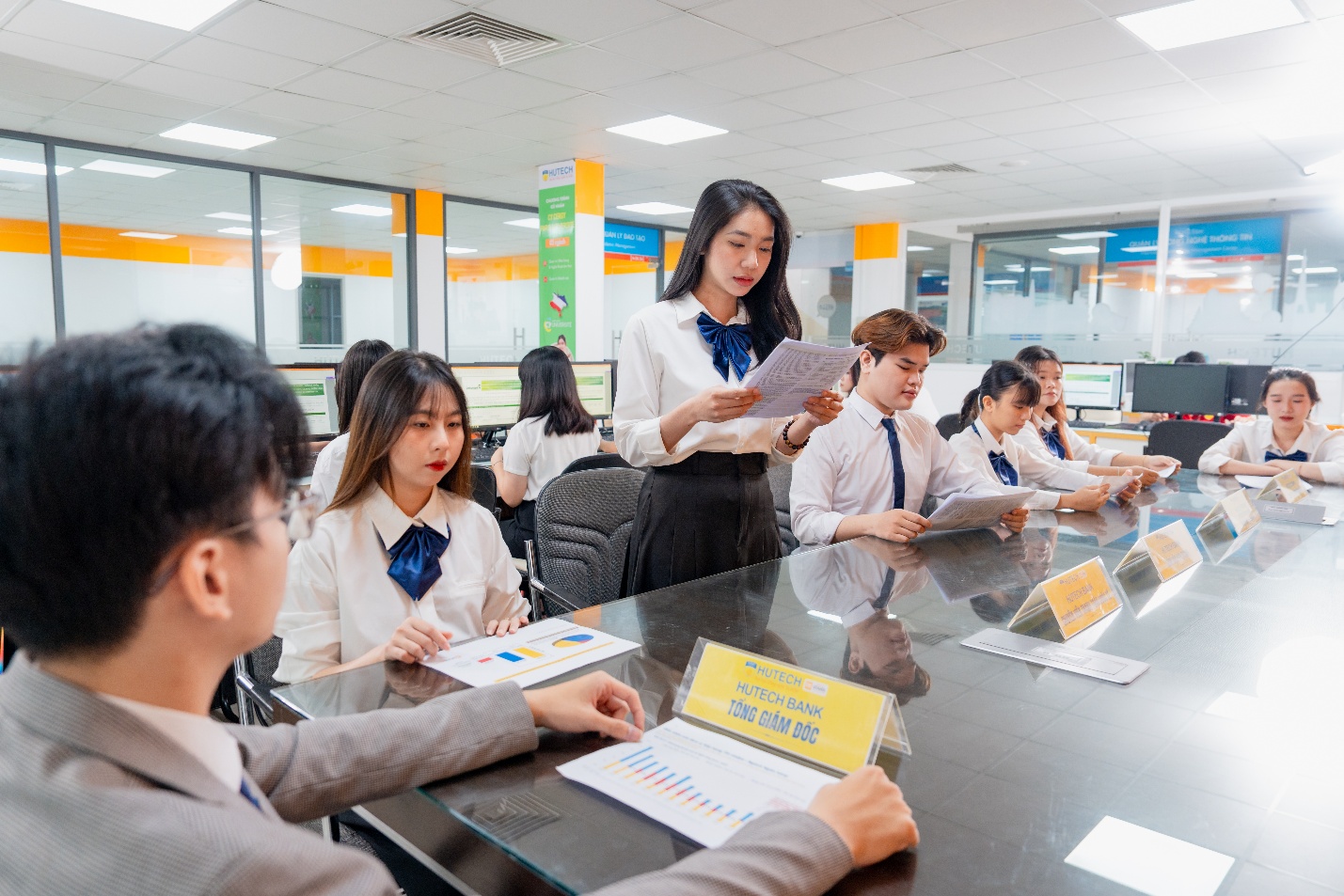 Không gian thực hành hiện đại, sinh viên Tài chính - Ngân hàng HUTECH tự tin nghiệp vụ chuyên môn- Ảnh 3. Không gian thực hành hiện đại, sinh viên Tài chính - Ngân hàng HUTECH tự tin nghiệp vụ chuyên môn- Ảnh 3.