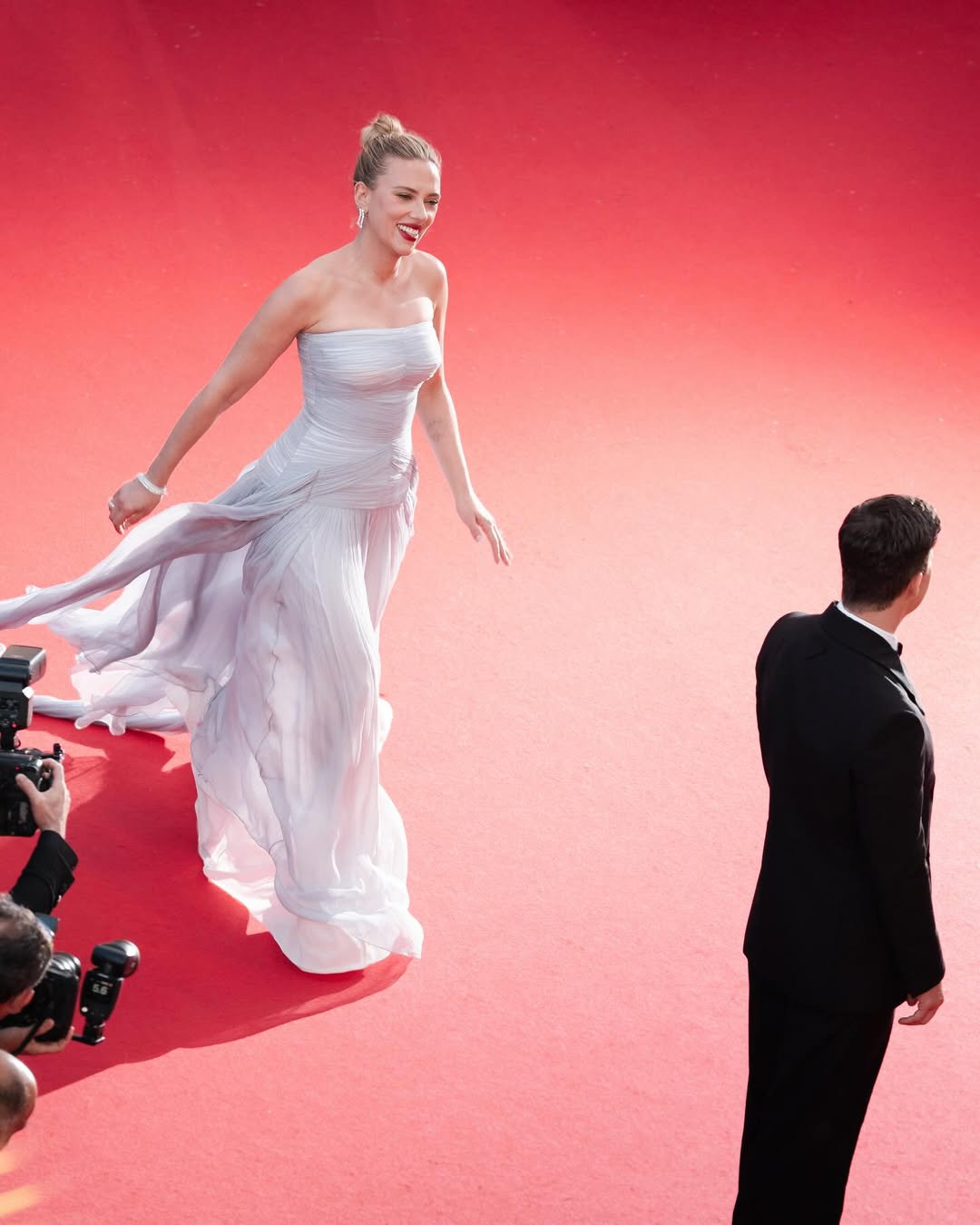 Scarlett Johansson như hóa thân thành Công nương Diana, Grace Kelly tại LHP Cannes 2025- Ảnh 3. Scarlett Johansson như hóa thân thành Công nương Diana, Grace Kelly tại LHP Cannes 2025- Ảnh 3.