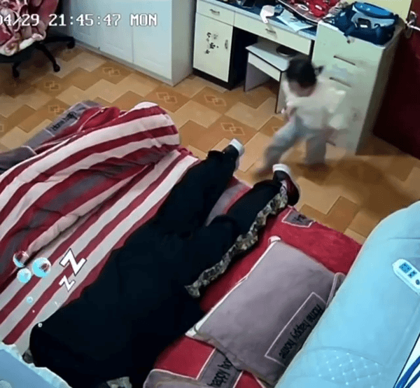 Tưởng cảm động hóa ra "cảm lạnh": Bố say rượu được con gái nhỏ cởi giày cho, nhưng cái kết "cua" quá gắt khiến ai nấy cười bò- Ảnh 2. Tưởng cảm động hóa ra "cảm lạnh": Bố say rượu được con gái nhỏ cởi giày cho, nhưng cái kết "cua" quá gắt khiến ai nấy cười bò- Ảnh 2.