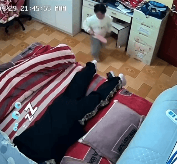 Tưởng cảm động hóa ra "cảm lạnh": Bố say rượu được con gái nhỏ cởi giày cho, nhưng cái kết "cua" quá gắt khiến ai nấy cười bò- Ảnh 3. Tưởng cảm động hóa ra "cảm lạnh": Bố say rượu được con gái nhỏ cởi giày cho, nhưng cái kết "cua" quá gắt khiến ai nấy cười bò- Ảnh 3.