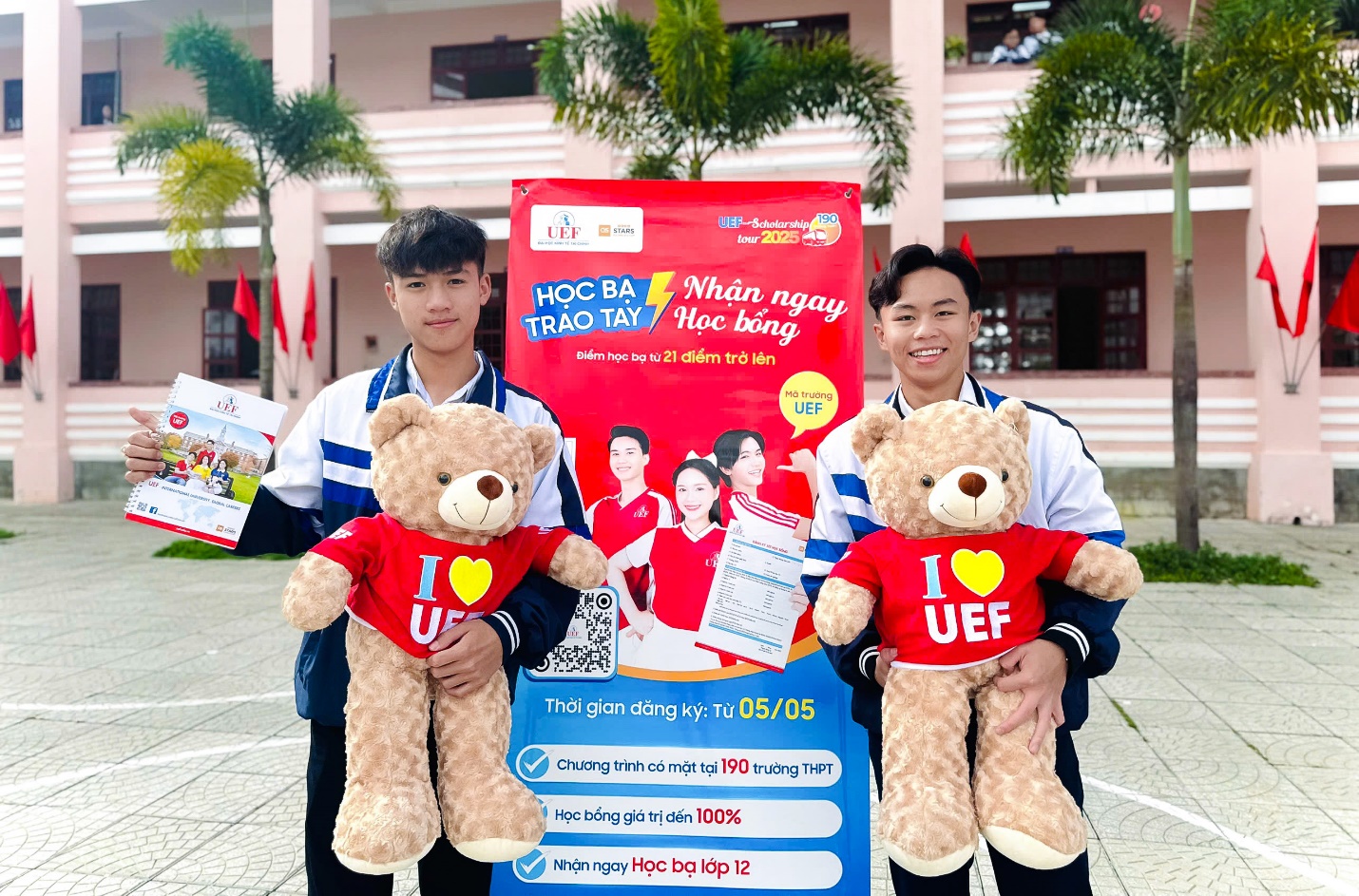 UEF Scholarship Tour 2025 đến với thí sinh Tây Nguyên để trao hàng trăm suất học bổng- Ảnh 2. UEF Scholarship Tour 2025 đến với thí sinh Tây Nguyên để trao hàng trăm suất học bổng- Ảnh 2.