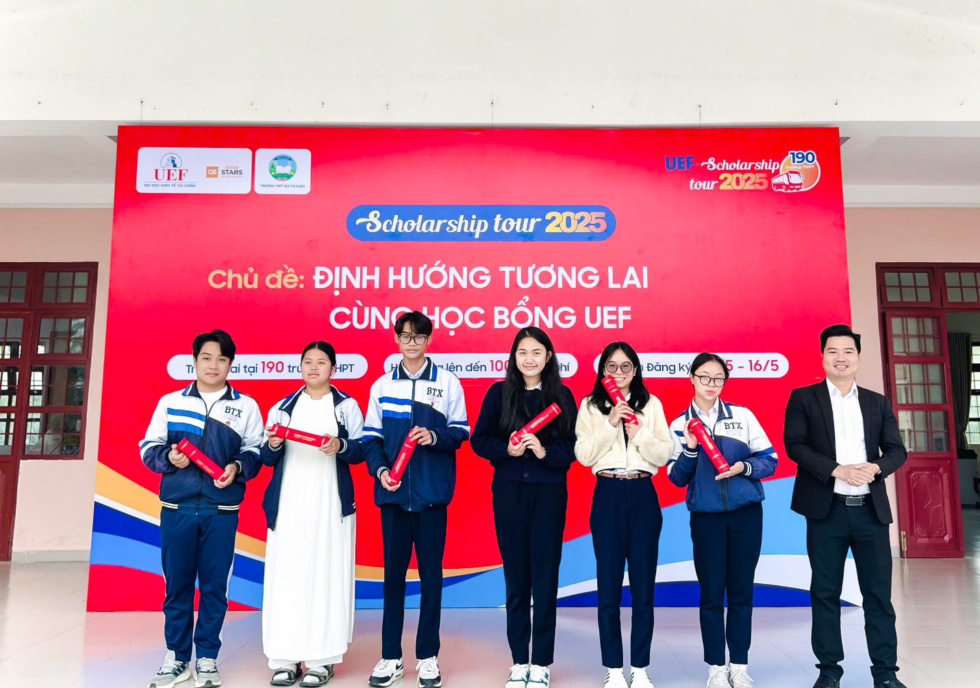 UEF Scholarship Tour 2025 đến với thí sinh Tây Nguyên để trao hàng trăm suất học bổng- Ảnh 4. UEF Scholarship Tour 2025 đến với thí sinh Tây Nguyên để trao hàng trăm suất học bổng- Ảnh 4.