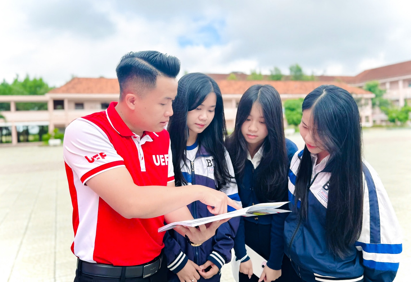 UEF Scholarship Tour 2025 đến với thí sinh Tây Nguyên để trao hàng trăm suất học bổng- Ảnh 6. UEF Scholarship Tour 2025 đến với thí sinh Tây Nguyên để trao hàng trăm suất học bổng- Ảnh 6.
