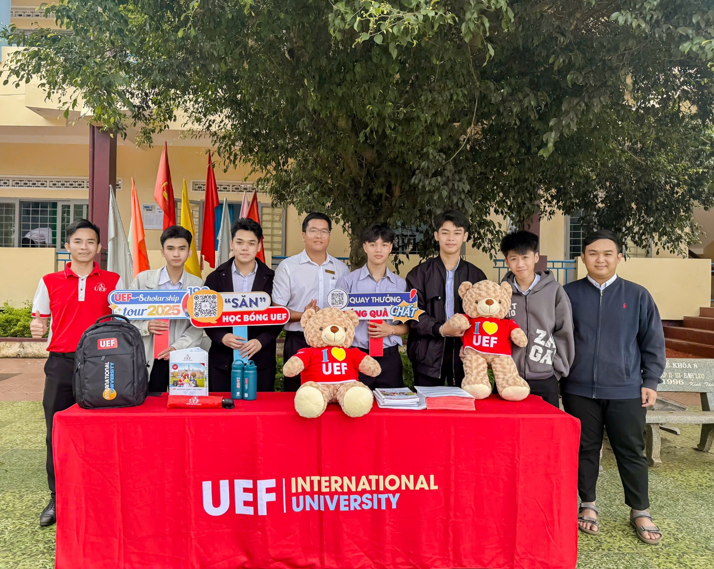 UEF Scholarship Tour 2025 đến với thí sinh Tây Nguyên để trao hàng trăm suất học bổng- Ảnh 3. UEF Scholarship Tour 2025 đến với thí sinh Tây Nguyên để trao hàng trăm suất học bổng- Ảnh 3.
