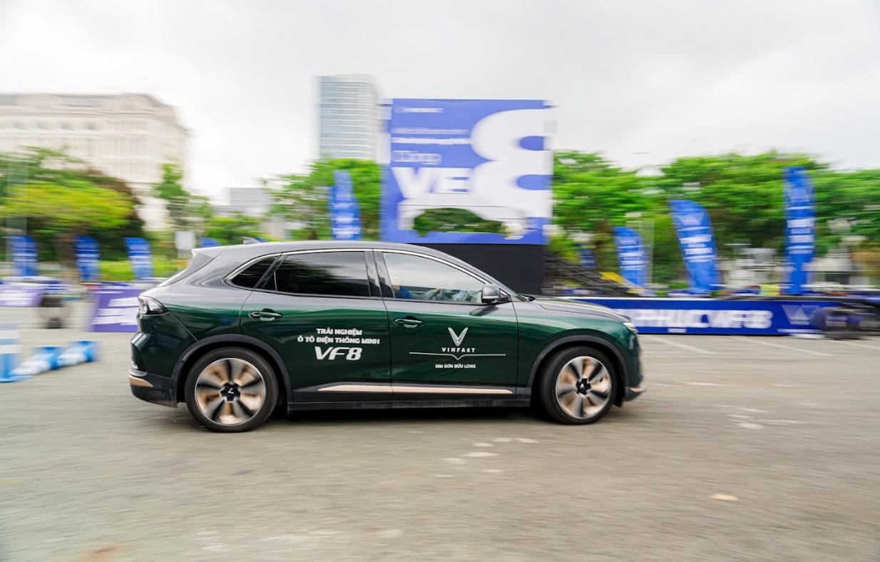 Chạy VinFast VF 8 vượt dốc cao, lội hố nước, người lái chia sẻ: ‘Không ngờ một mẫu SUV gia đình có thể đi như xe địa hình’- Ảnh 2. Chạy VinFast VF 8 vượt dốc cao, lội hố nước, người lái chia sẻ: ‘Không ngờ một mẫu SUV gia đình có thể đi như xe địa hình’- Ảnh 2.
